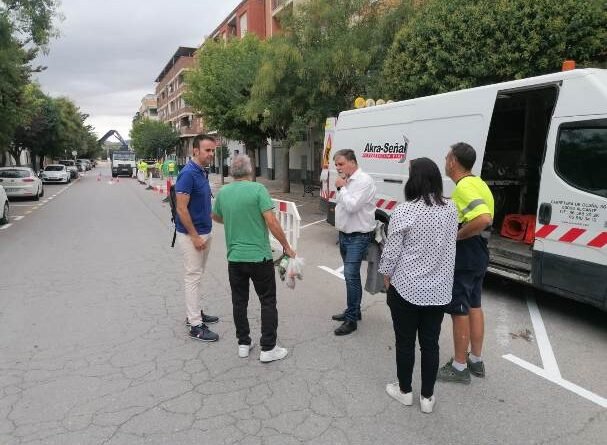El Ayuntamiento optimiza la zona de aparcamiento de la calle Miguel Hernández tras su conversión en sentido único