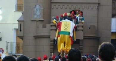 Villena recibe de Biar la tradicional figura de La Mahoma este domingo como preludio de sus fiestas de Moros y Cristianos