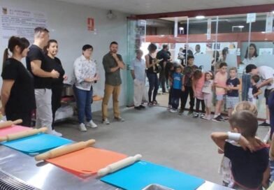 Más de 100 menores han participado en el taller de cocina y alimentación saludable en el Mercado Municipal