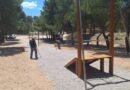 Parques y Jardines instala una nueva tirolina infantil en el área recreativa de Las Cruces