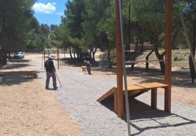 Parques y Jardines instala una nueva tirolina infantil en el área recreativa de Las Cruces