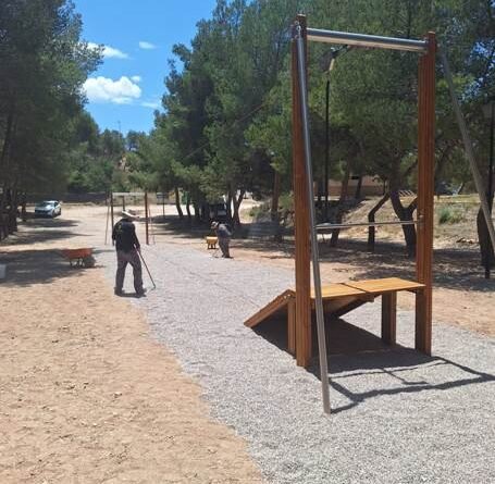 Parques y Jardines instala una nueva tirolina infantil en el área recreativa de Las Cruces