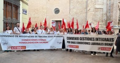 Las trabajadoras de la dependencia exigen salarios dignos y trabajo estable en una concentración