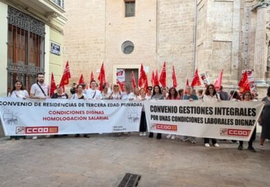 Las trabajadoras de la dependencia exigen salarios dignos y trabajo estable en una concentración